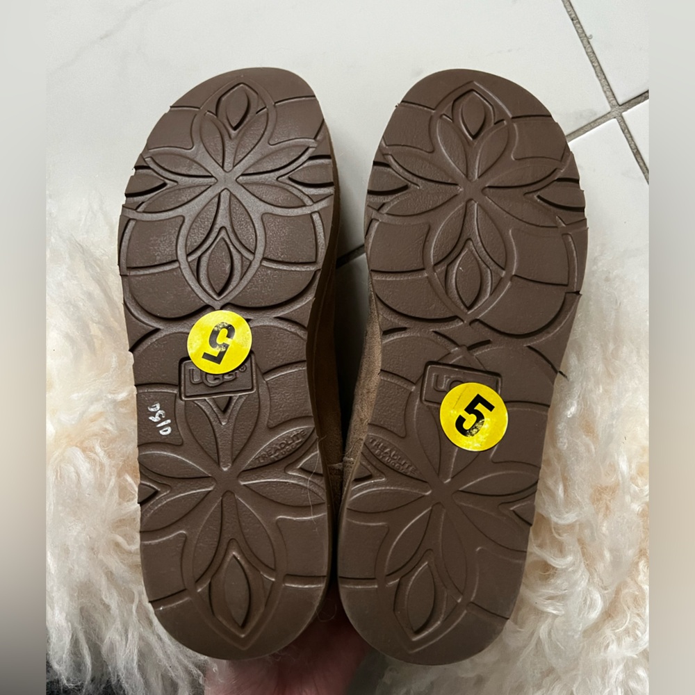 UGG Tan Suede Boots with Cream Fur Cuff - Picture 6 of 8